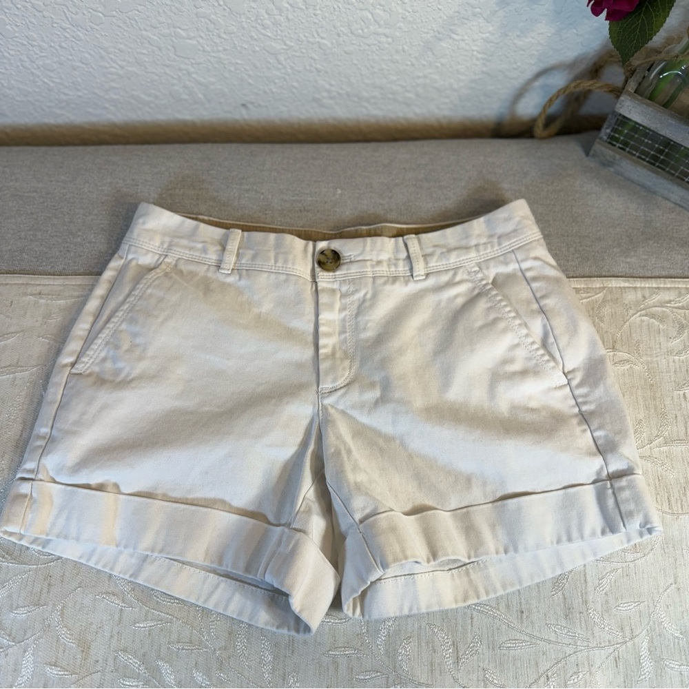 Banana Republic Medium Rise City‎ Chino Shorts Size 2P (Petite). Cream/oatmeal